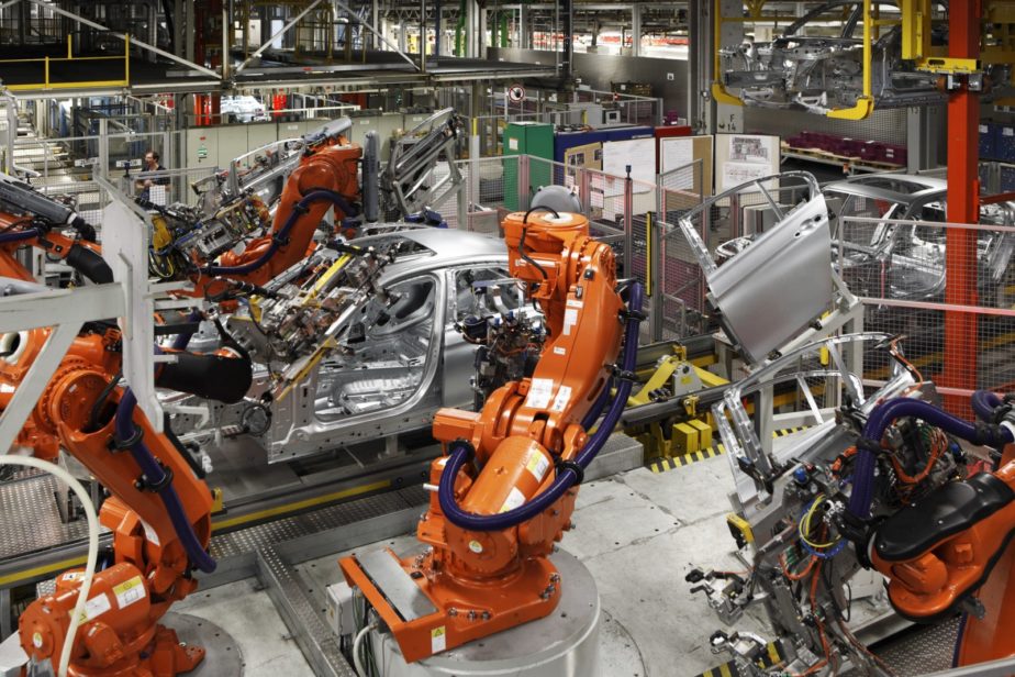 Salah satu contoh keputusan berat yang harus diambil seperti mengganti tenaga manusia dengan robot untuk meningkatkan produksi, tapi berdampak bagi para pekerja di pabrik tersebut